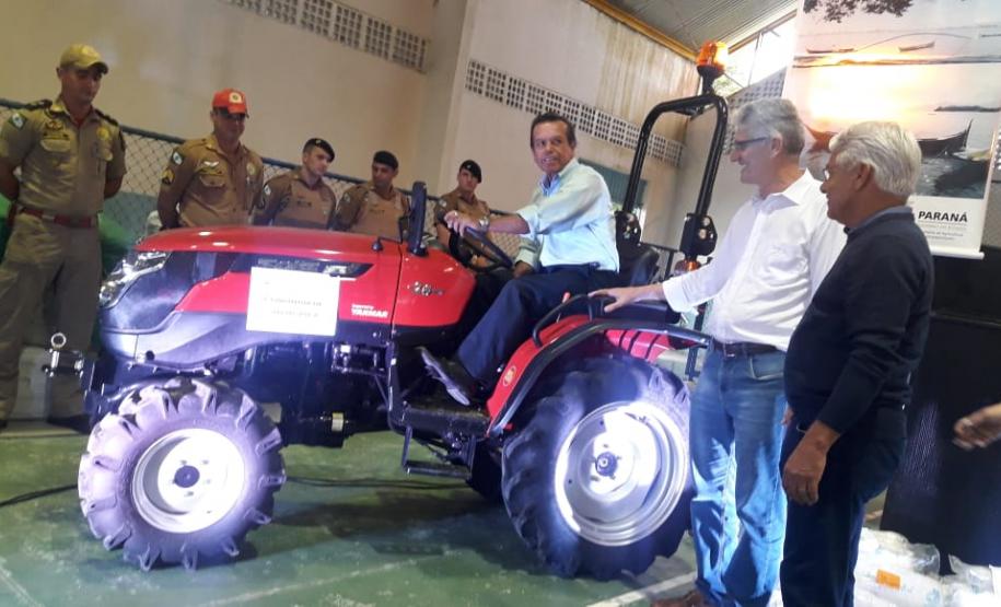 Governo entrega material para pescadores de Pontal do Paraná Governo entrega material para pescadores de Pontal do Paraná