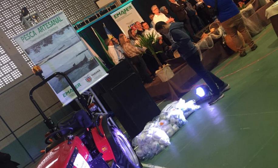 Governo entrega material para pescadores de Pontal do Paraná Governo entrega material para pescadores de Pontal do Paraná
