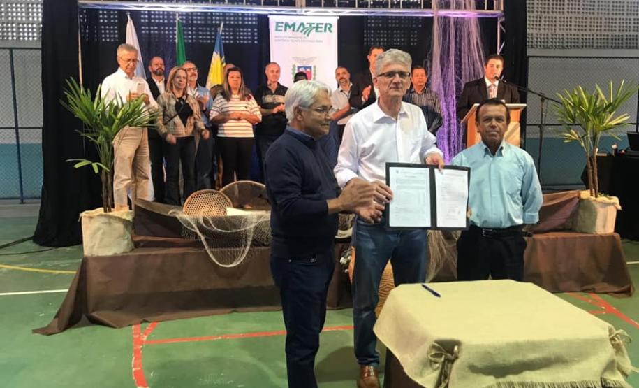 Governo entrega material para pescadores de Pontal do Paraná Governo entrega material para pescadores de Pontal do Paraná