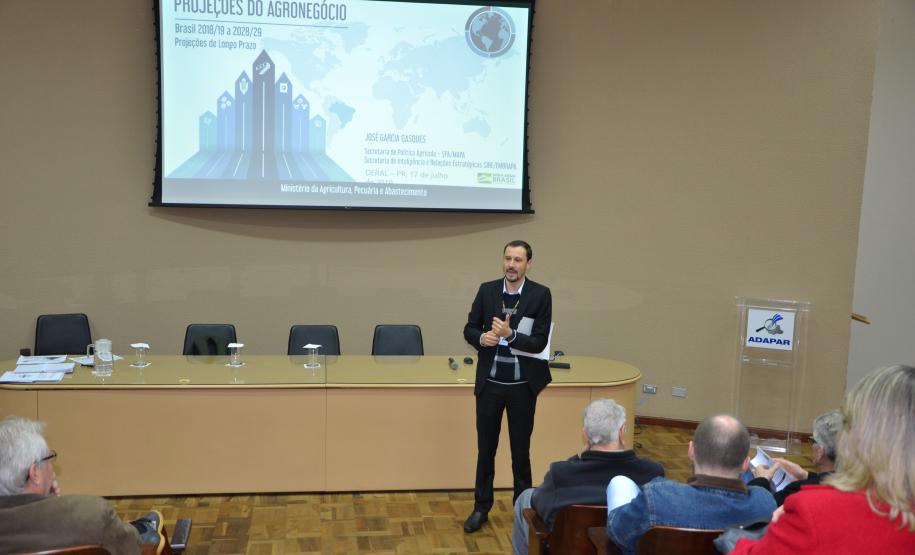 Diretor do Deral, Salatiel Turra, na palestra sobre Projeções do Agronegócio Brasileiro e Paranaense
