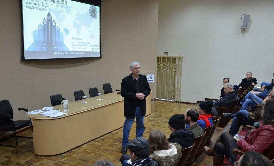 Paraná deverá liderar produção de carnes, prevê especialista palestra tecnica
