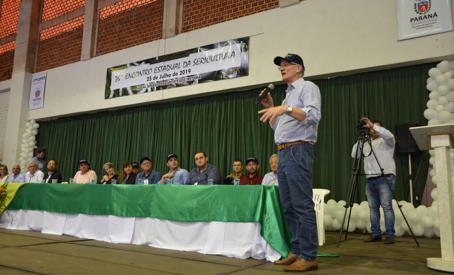 Cerca de 1,5 mil pessoas, entre produtores, técnicos, estudantes e representantes de empresas envolvidas com o setor, participaram do 36º Encontro Estadual de Sericicultura, em Iretama. O ganhe real em pequenas propriedades e as inovações atraem produtores jovens para a atividade.