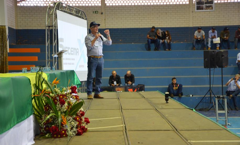 Cerca de 1,5 mil pessoas, entre produtores, técnicos, estudantes e representantes de empresas envolvidas com o setor, participaram do 36º Encontro Estadual de Sericicultura, em Iretama. O ganhe real em pequenas propriedades e as inovações atraem produtores jovens para a atividade.