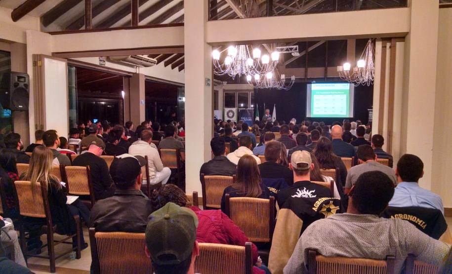 Tecnologia e inovação fortalecem agropecuária, diz secretário Ao participar do 1º. Fórum do Agronegócio, Tecnologia e Inovação, em Campo Mourão, o secretário da Agricultura, Norberto Ortigara, disse que nova revolução inclui robotização, drones e inteligência artificial, além da biotecnologia.