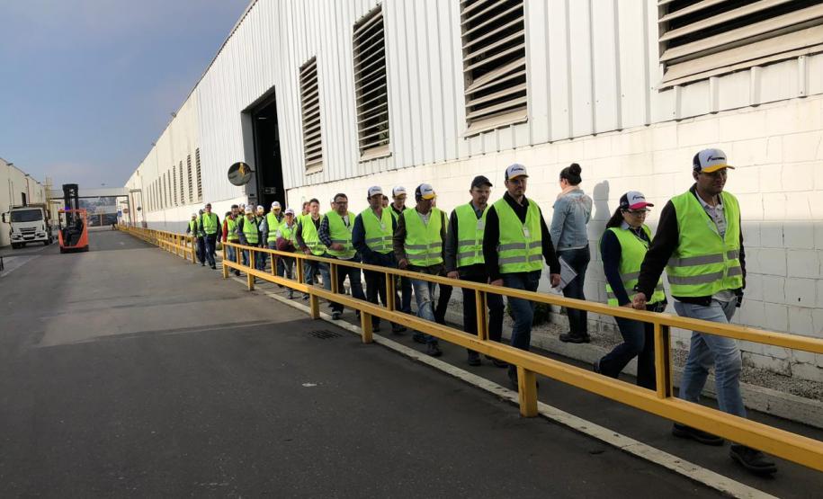 Técnicos visitam fábrica