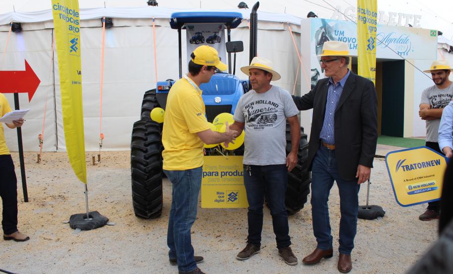 São unidades financiadas dentro do programa Trator Solidário. Entrega foi feita na Agroleite. No evento, o Instituto Emater e a Castrolanda assinaram convênio para fortalecer pequenos produtores de leite.