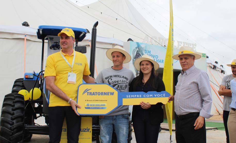 Produtores recebem novos tratores