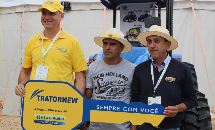 Produtores recebem novos tratores