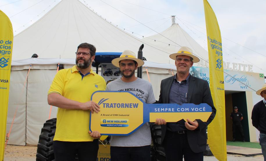 Produtores recebem novos tratores