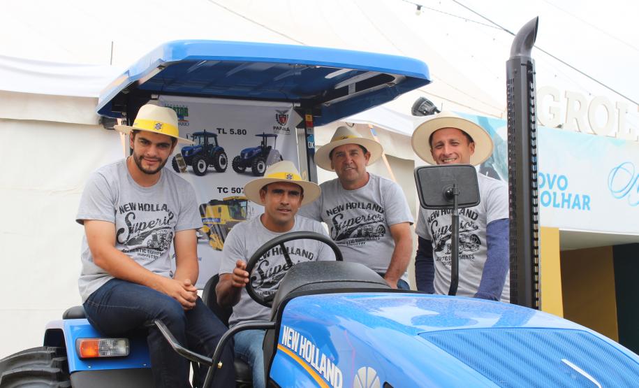Produtores recebem novos tratores
