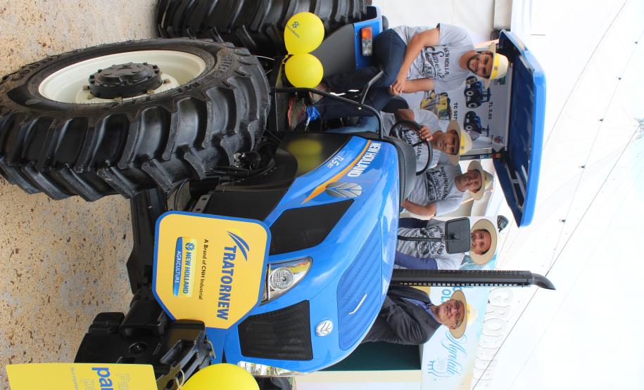 Produtores recebem novos tratores