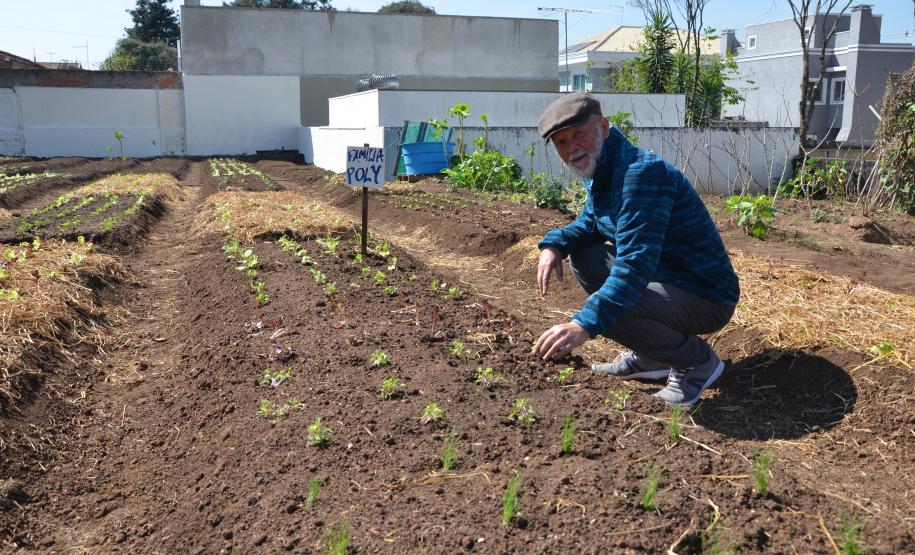 Agricultor Lincoln Willian Polycarpo, que idealizou a horta no Boqueirão