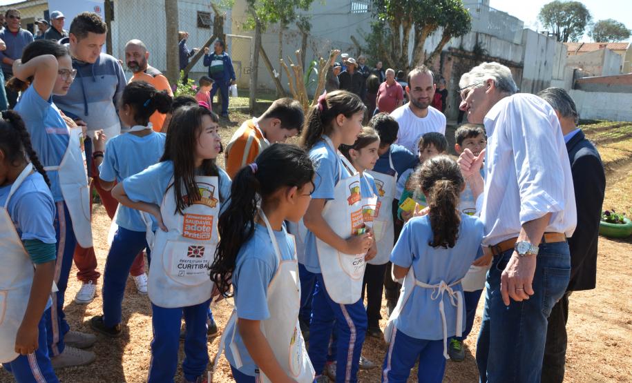 Trabalho de revitalização foi concluído e inaugurado. Projeto que tem a participação do Governo do Estado, prefeitura de Curitiba e moradores da região reúne 21 famílias, cada uma com um canteiro.
