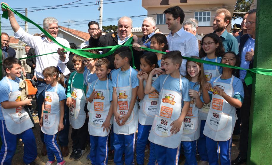 Trabalho de revitalização foi concluído e inaugurado. Projeto que tem a participação do Governo do Estado, prefeitura de Curitiba e moradores da região reúne 21 famílias, cada uma com um canteiro.