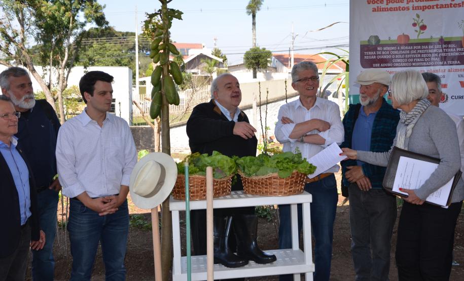 Trabalho de revitalização foi concluído e inaugurado. Projeto que tem a participação do Governo do Estado, prefeitura de Curitiba e moradores da região reúne 21 famílias, cada uma com um canteiro.