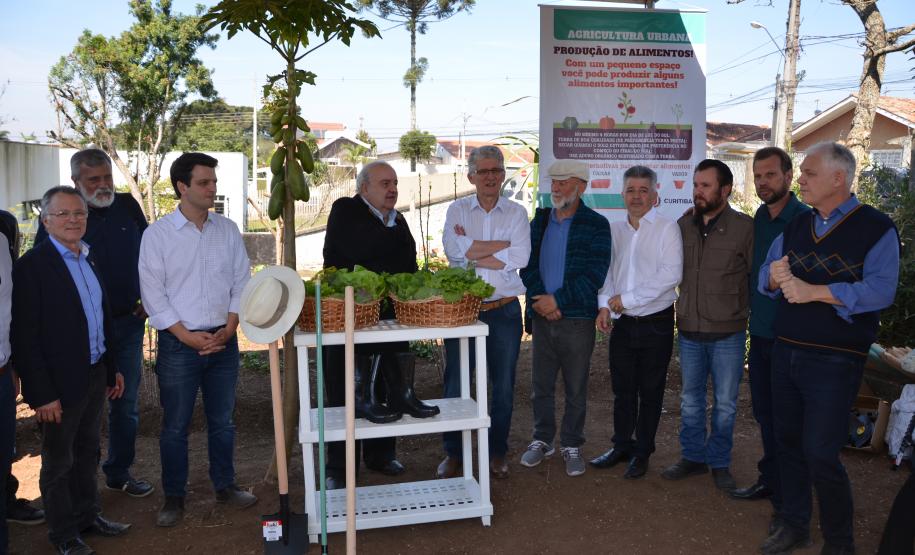 Trabalho de revitalização foi concluído e inaugurado. Projeto que tem a participação do Governo do Estado, prefeitura de Curitiba e moradores da região reúne 21 famílias, cada uma com um canteiro.