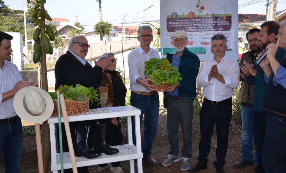 Trabalho de revitalização foi concluído e inaugurado. Projeto que tem a participação do Governo do Estado, prefeitura de Curitiba e moradores da regiãoreúne 21 famílias, cada uma com um canteiro.
