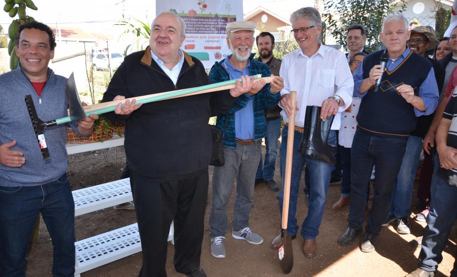 Trabalho de revitalização foi concluído e inaugurado. Projeto que tem a participação do Governo do Estado, prefeitura de Curitiba e moradores da região reúne 21 famílias, cada uma com um canteiro.