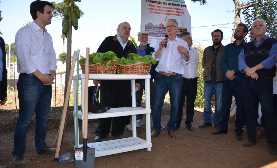 Trabalho de revitalização foi concluído e inaugurado. Projeto que tem a participação do Governo do Estado, prefeitura de Curitiba e moradores da região reúne 21 famílias, cada uma com um canteiro.