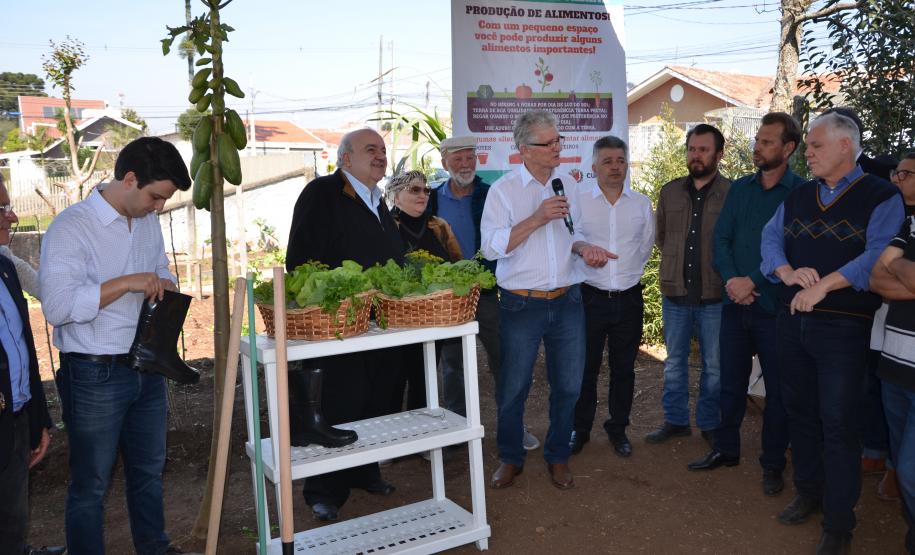 Trabalho de revitalização foi concluído e inaugurado. Projeto que tem a participação do Governo do Estado, prefeitura de Curitiba e moradores da região reúne 21 famílias, cada uma com um canteiro.