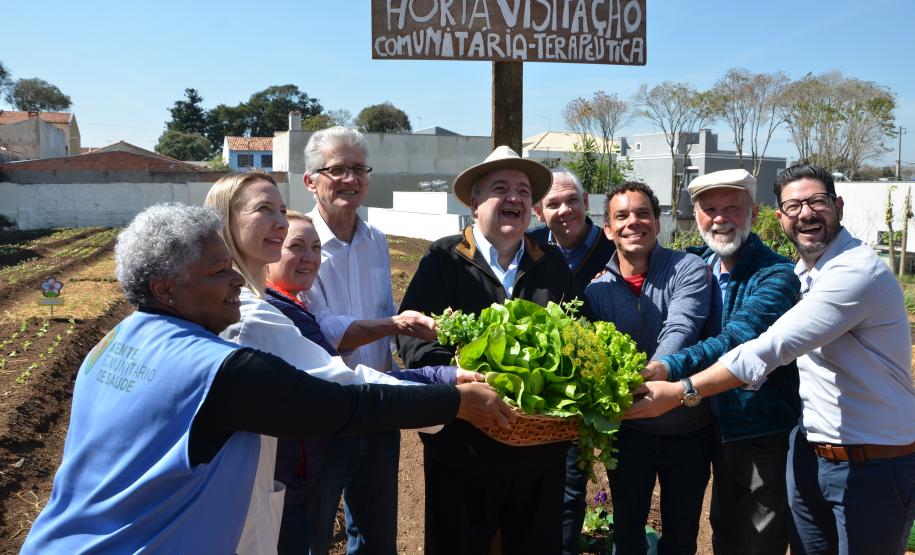 Trabalho de revitalização foi concluído e inaugurado. Projeto que tem a participação do Governo do Estado, prefeitura de Curitiba e moradores da região reúne 21 famílias, cada uma com um canteiro.