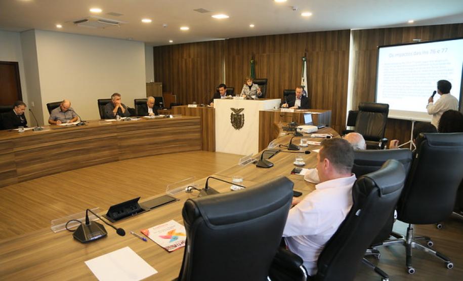Audiência pública discute qualidade do leite paranaense Representantes do Estado apresentam medidas para cumprir instruções do Ministério que estabelecem critérios para a excelência do produto