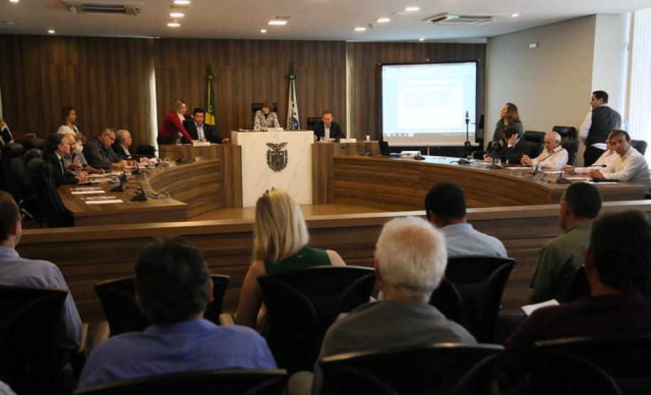 Audiência pública discute qualidade do leite paranaense Representantes do Estado apresentam medidas para cumprir instruções do Ministério que estabelecem critérios para a excelência do produto