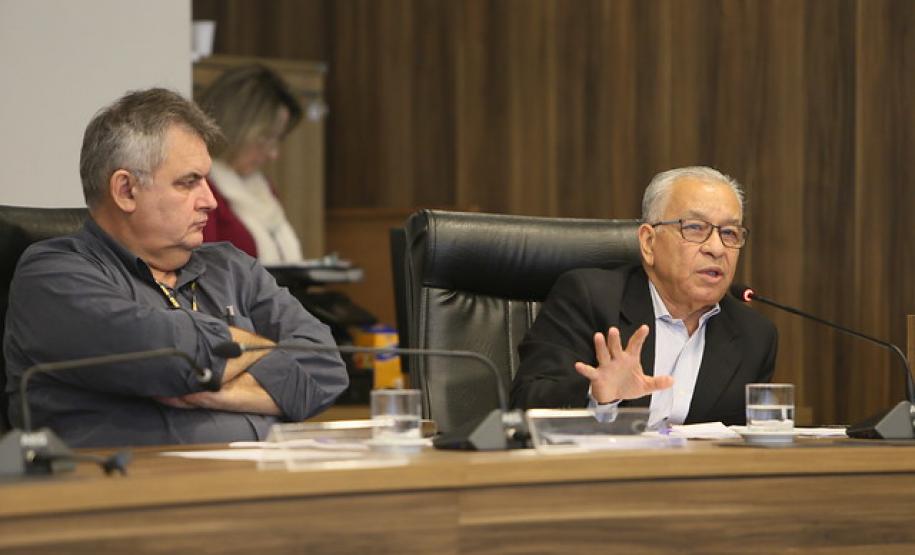 Audiência pública discute qualidade do leite paranaense Diretor técnico da SEAB, Rubens Niederheitmann, e presidente da Adapar, Otamir Cesar Martins