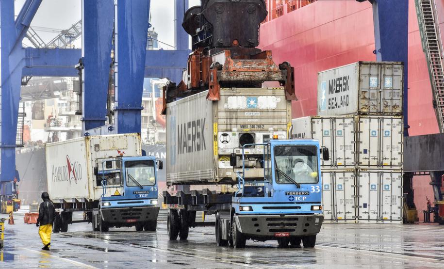 Exportações de carne seguem em alta nos Portos do Paraná Nos oito meses de 2019, as carnes em geral renderam receita de mais de US$ 2,4 bilhões. A principal, entre as exportações, é a carne de frango, responsável por 73% dessa receita.