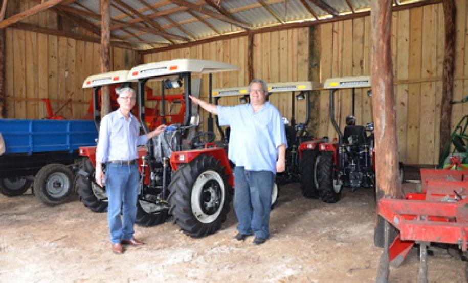 Entrega pelo Governo de equipamentos agrícolas em assentamento na Lapa