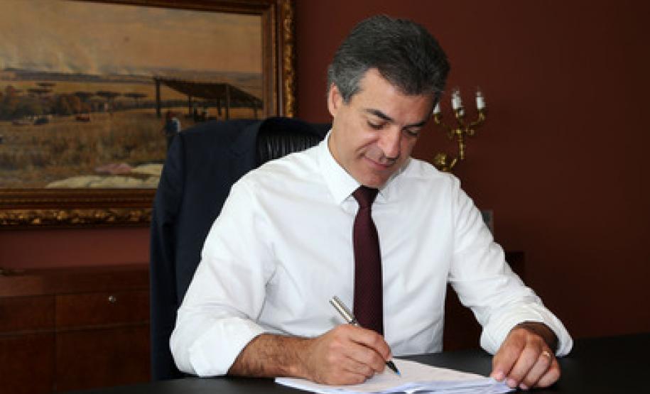 Richa autoriza liberação de recursos para o Seguro Rural no Paraná Governador Beto Richa autoriza liberação de R$ 8 milhões para o programa de Seguro Rural no Paraná