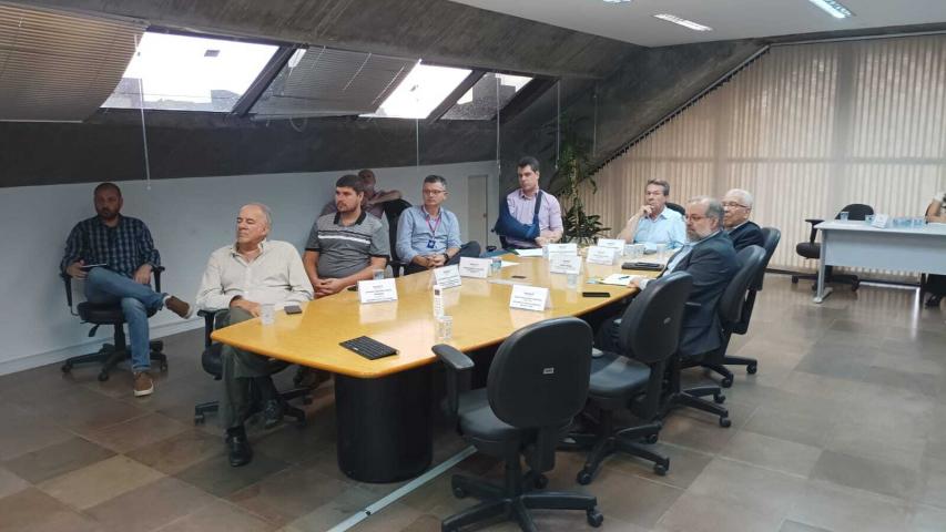 Secretário Marcio Nunes cobra agilidade na regulamentação da lei que defende produtores paranaenses de leite