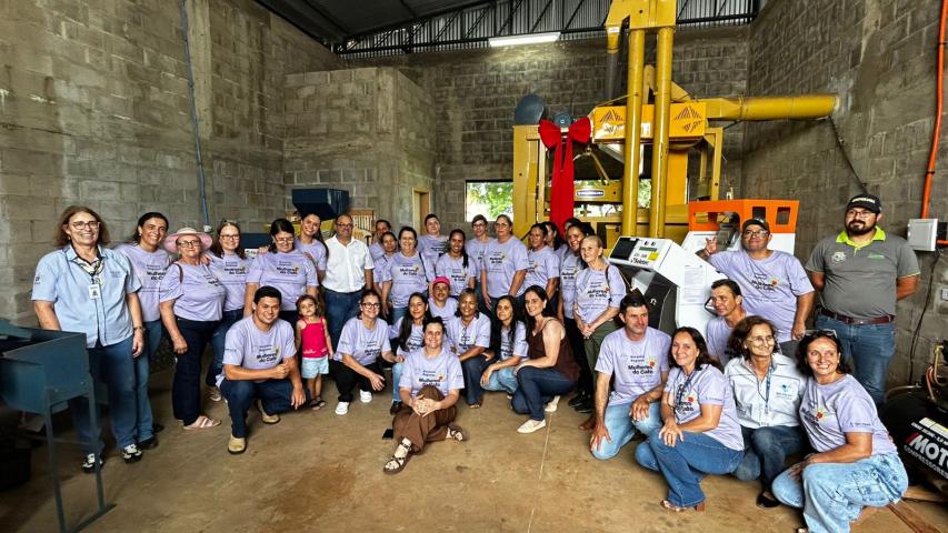  Apoio do Estado: pequenos produtores de Lidianópolis ganham beneficiadora de café 