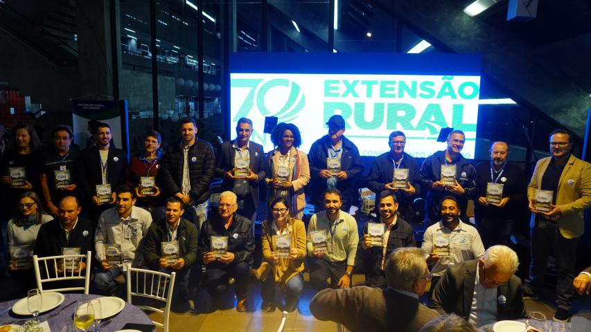 Os 70 anos da Extensão Rural no Paraná foram celebrados nesta quarta-feira (27), na sede do IDR-Paraná, em Curitiba. Servidores e autoridades se reuniram para homenagear a trajetória da instituição que faz parte da história da agropecuária paranaense.